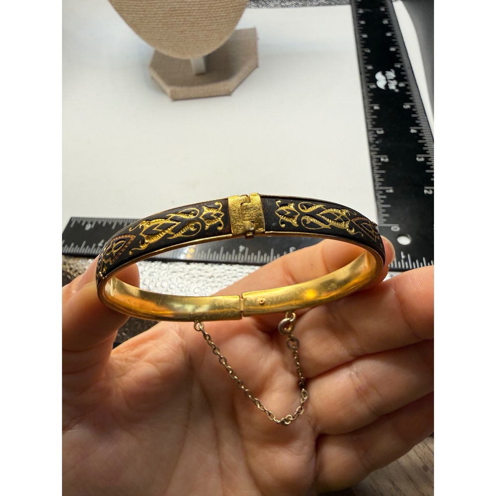 Vintage Damascene 24K Gold Inlay Black Hinged Bangle Bracelet Spain Safety Chain - Picture 5 of 5